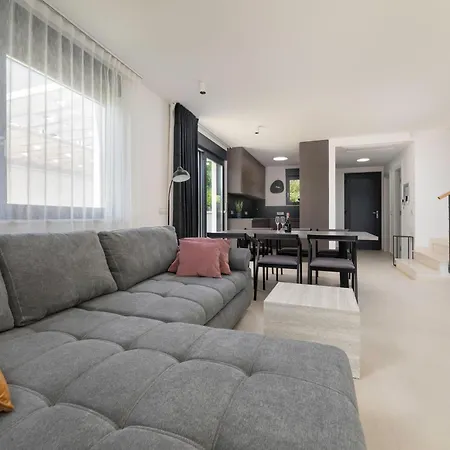 וילה Aurelia 3 With Pool Linardići