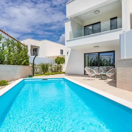 וילה Aurelia 3 With Pool *