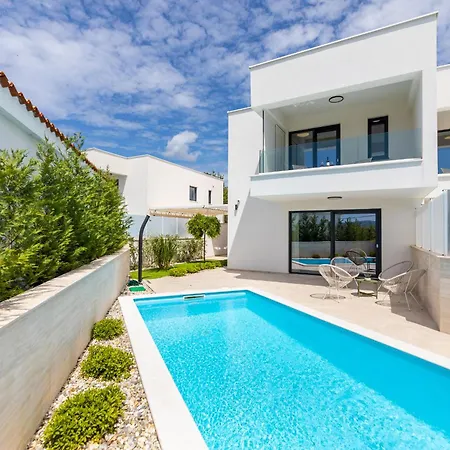 וילה Aurelia 3 With Pool Linardići