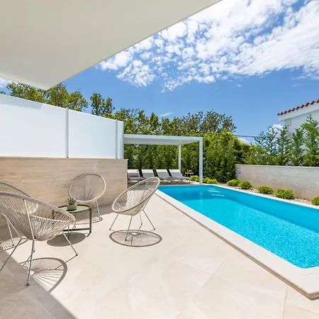 וילה Aurelia 3 With Pool Linardići