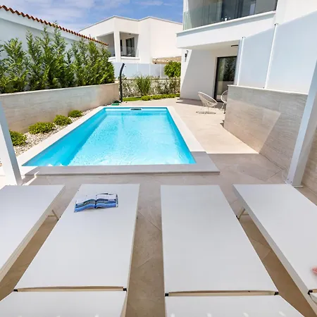 Aurelia 3 With Pool Linardići