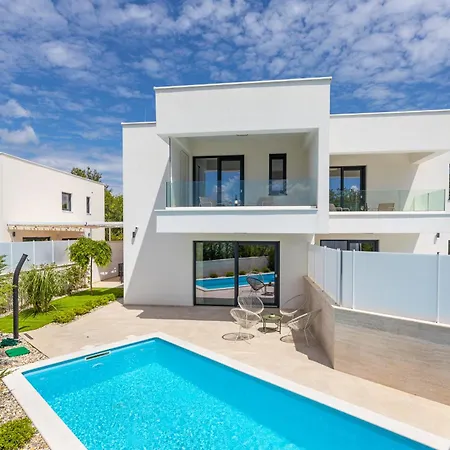 Aurelia 3 With Pool Linardici