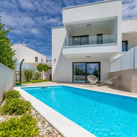 Aurelia 3 With Pool