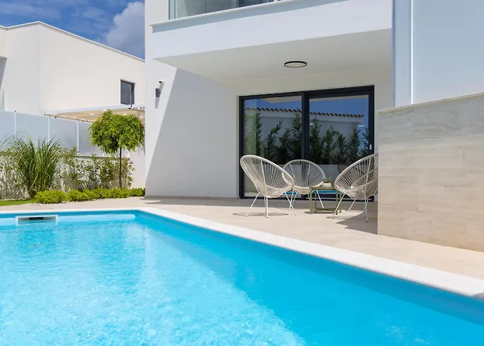 Aurelia 3 With Pool Linardici