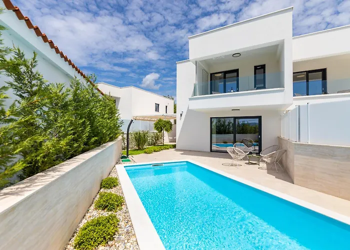 Vila Aurelia 3 With Pool Linardici