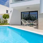 Aurelia 3 With Pool Linardići